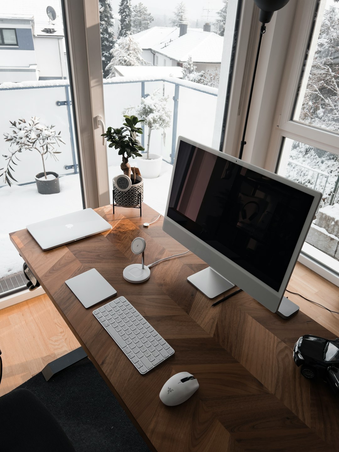 a-desk-with-a-computer-keyboard-and-mouse-rpmgez47gum